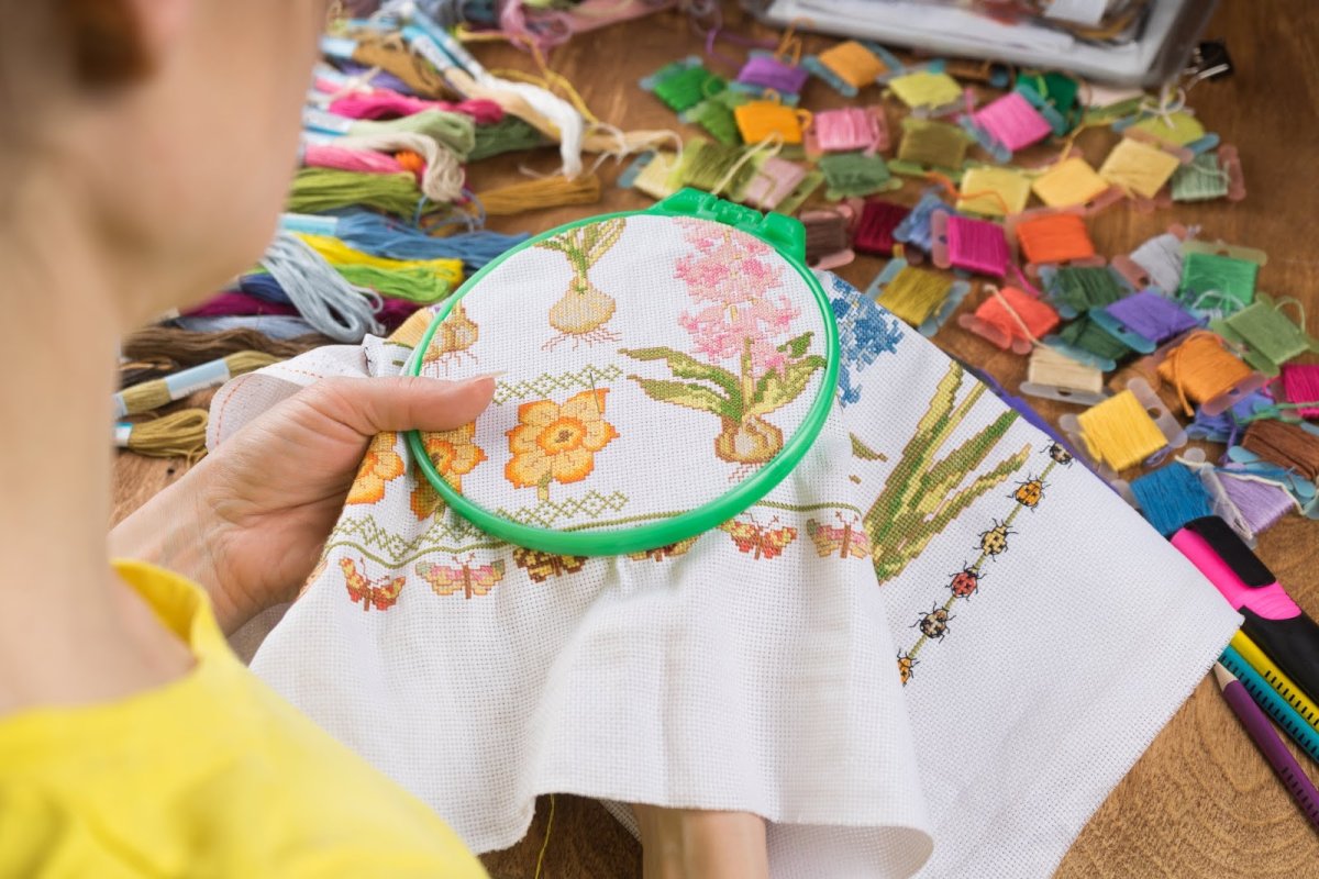 Творчество женщина вышивает