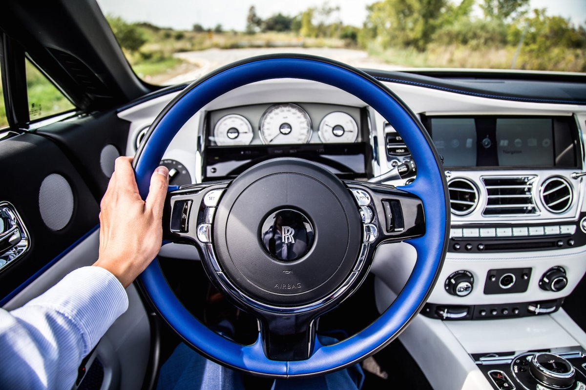 За рулем Роллс Ройс