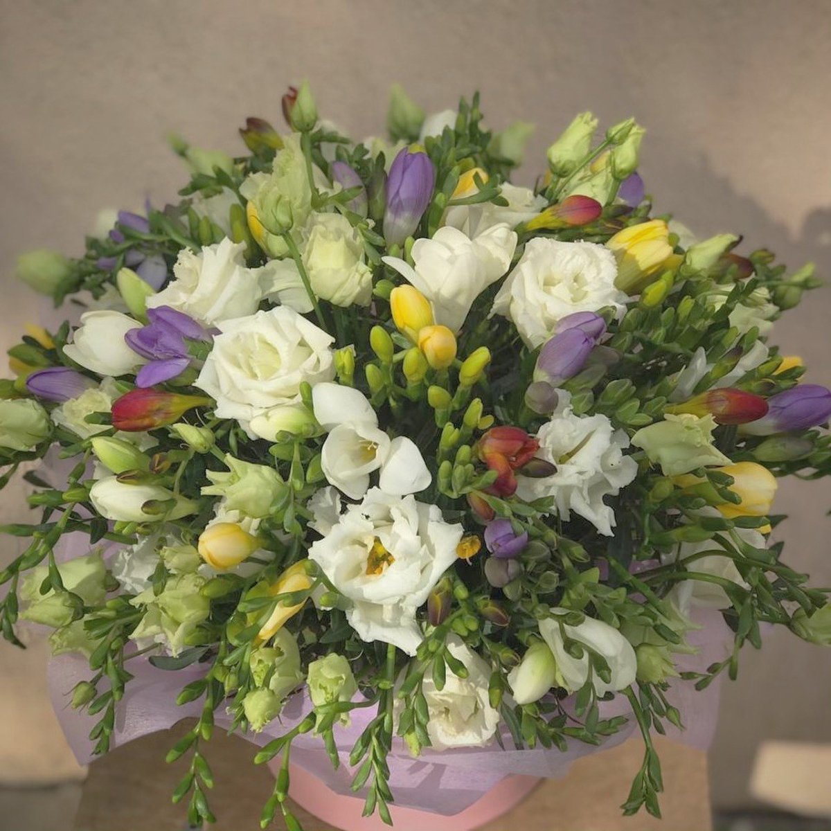 Фрезии и ранункулюсы