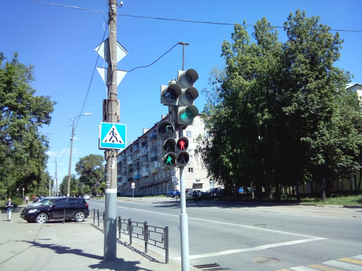 Желтые знаки 50 и светофор