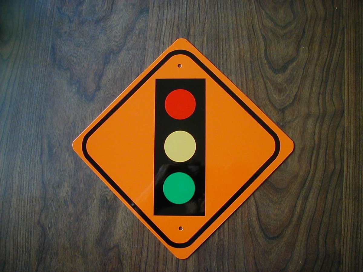 Дорожный знак светофорное регулирование
