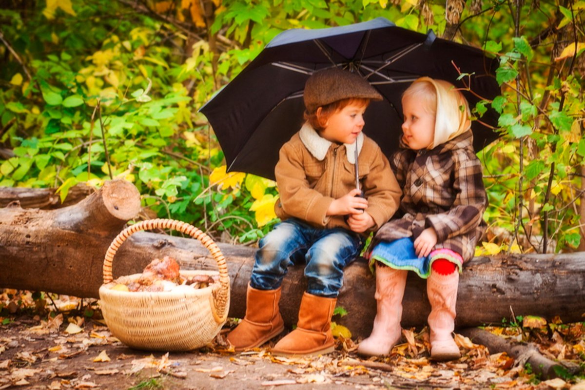 На природе девочки и мальчики