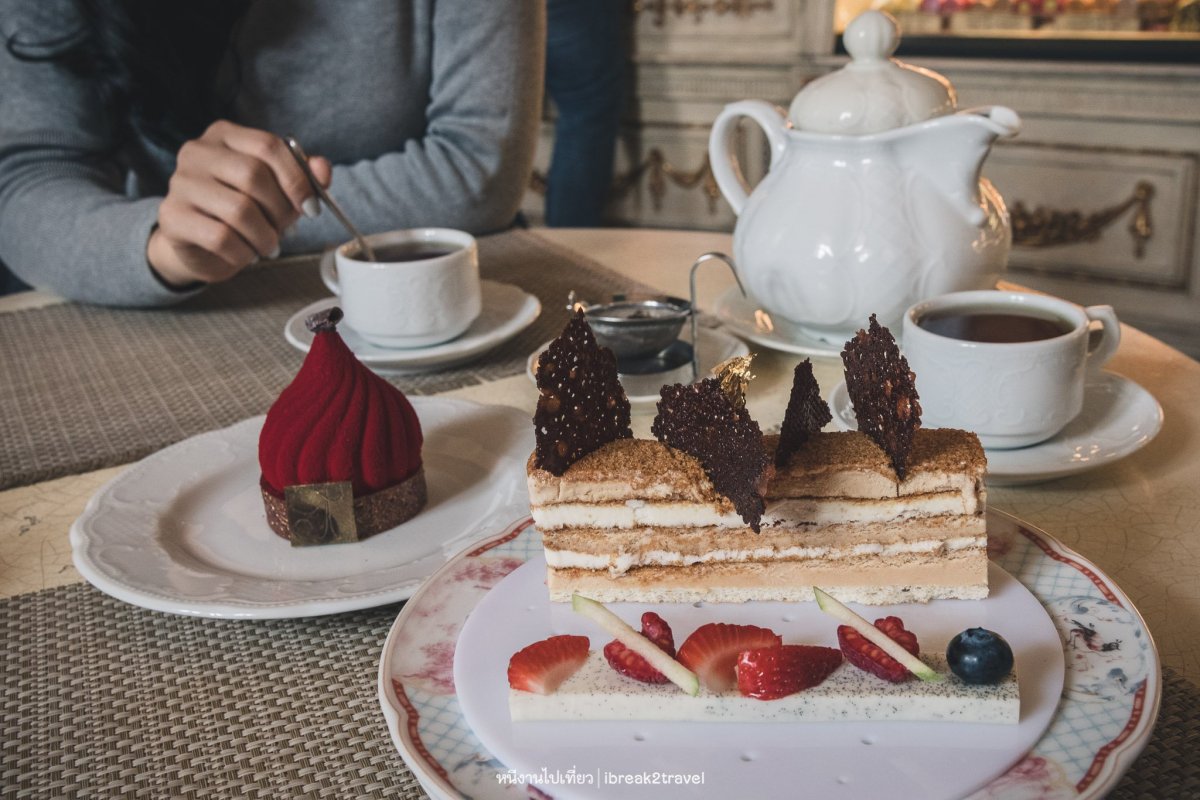 Пирожное в кафе