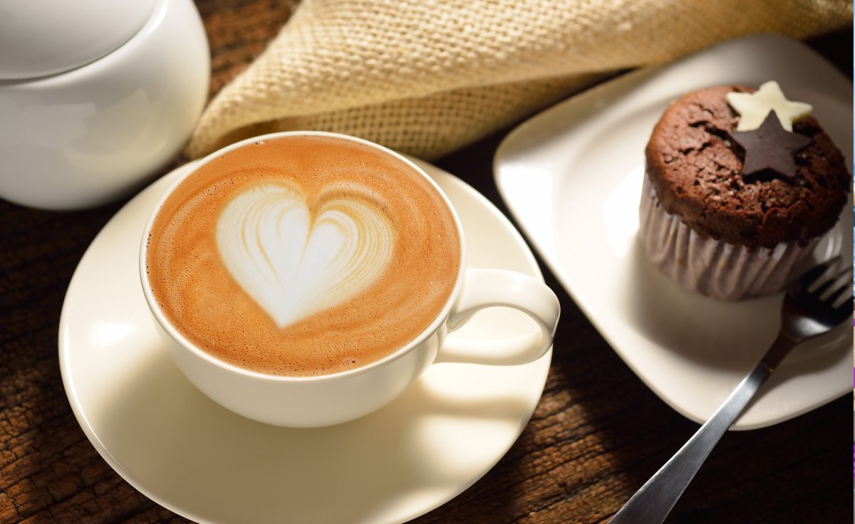 Кофе с молоком и пирожное