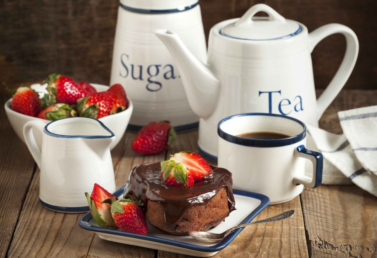 Чашка чая с пирожным