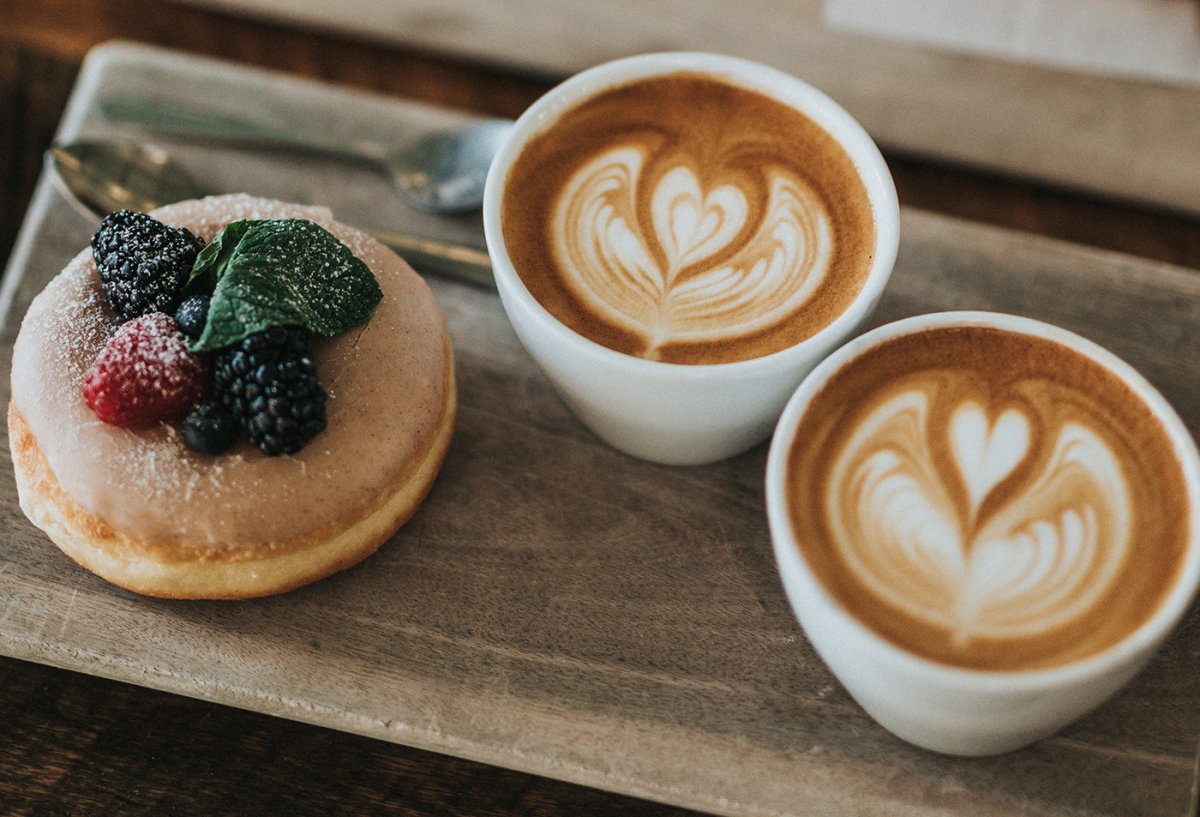 Кофе капучино с пирожным