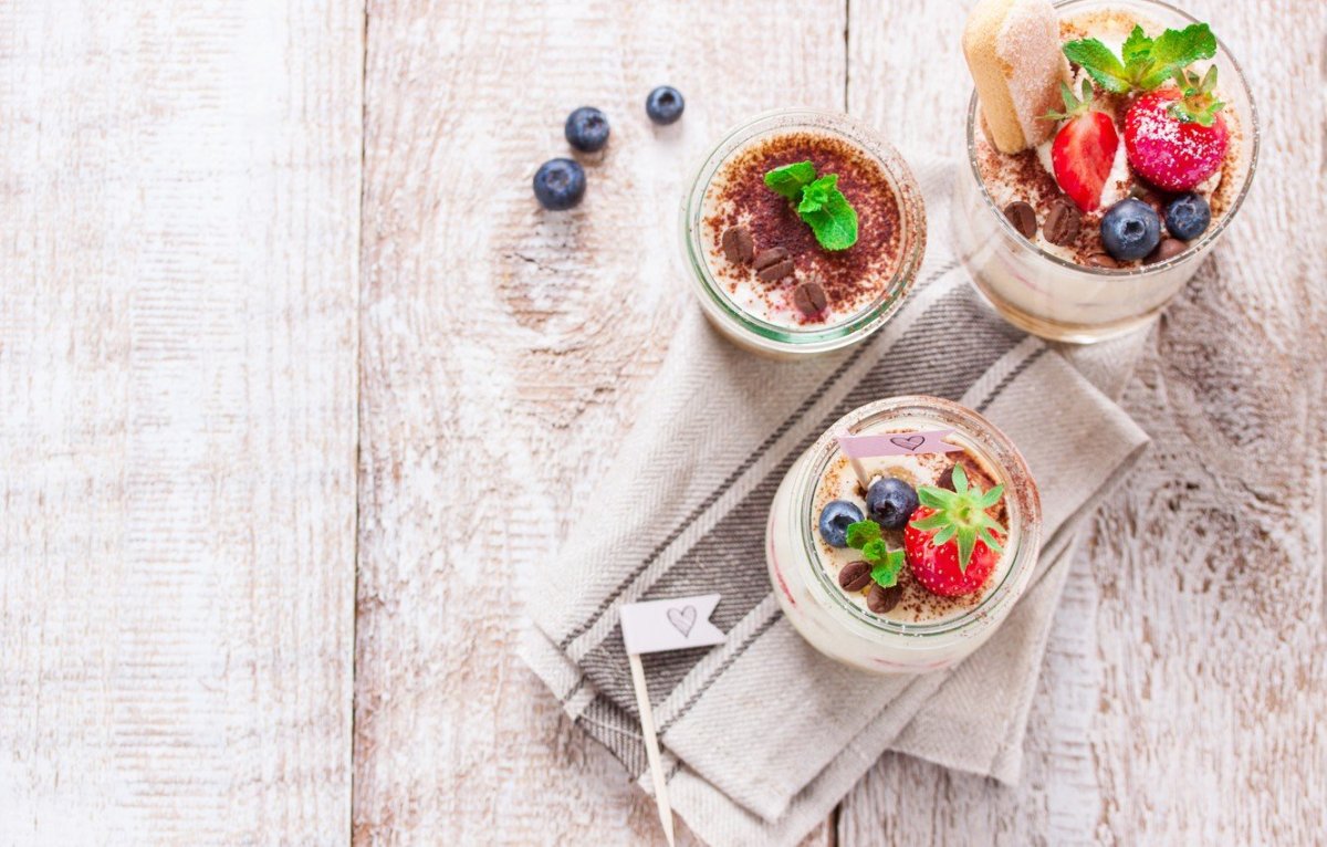 Сладости на столе вид сверху