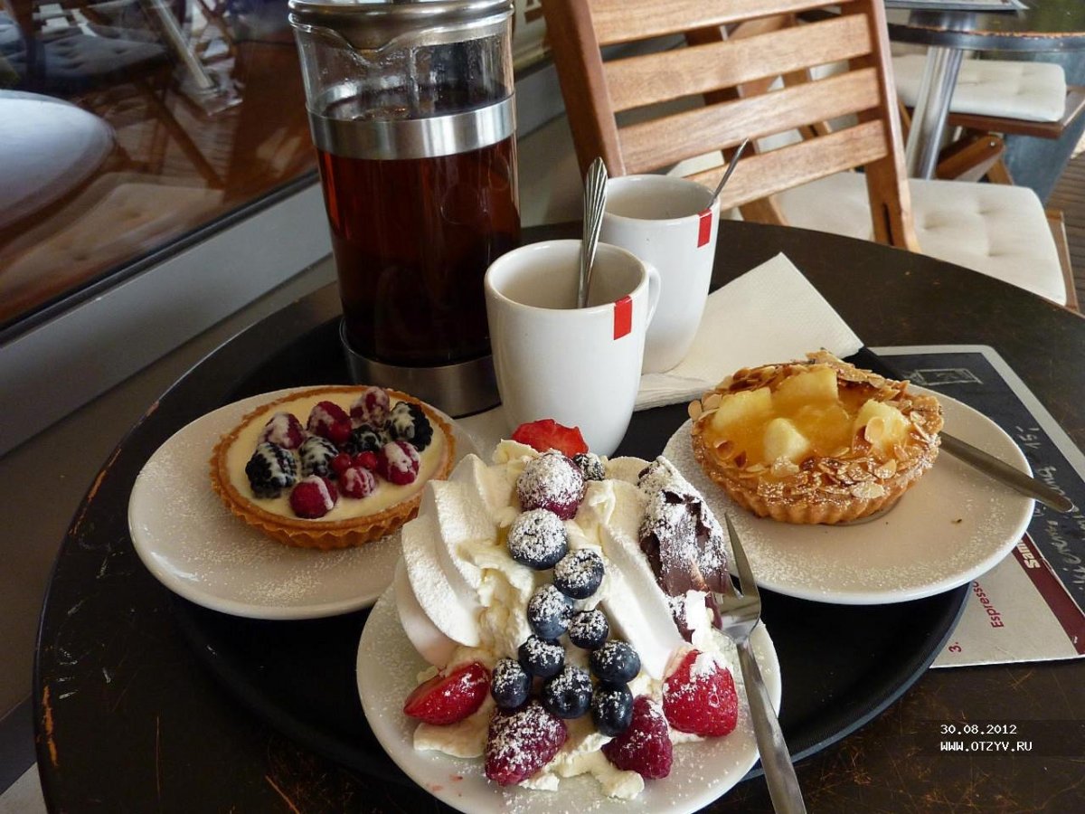 Пирожное в кафе