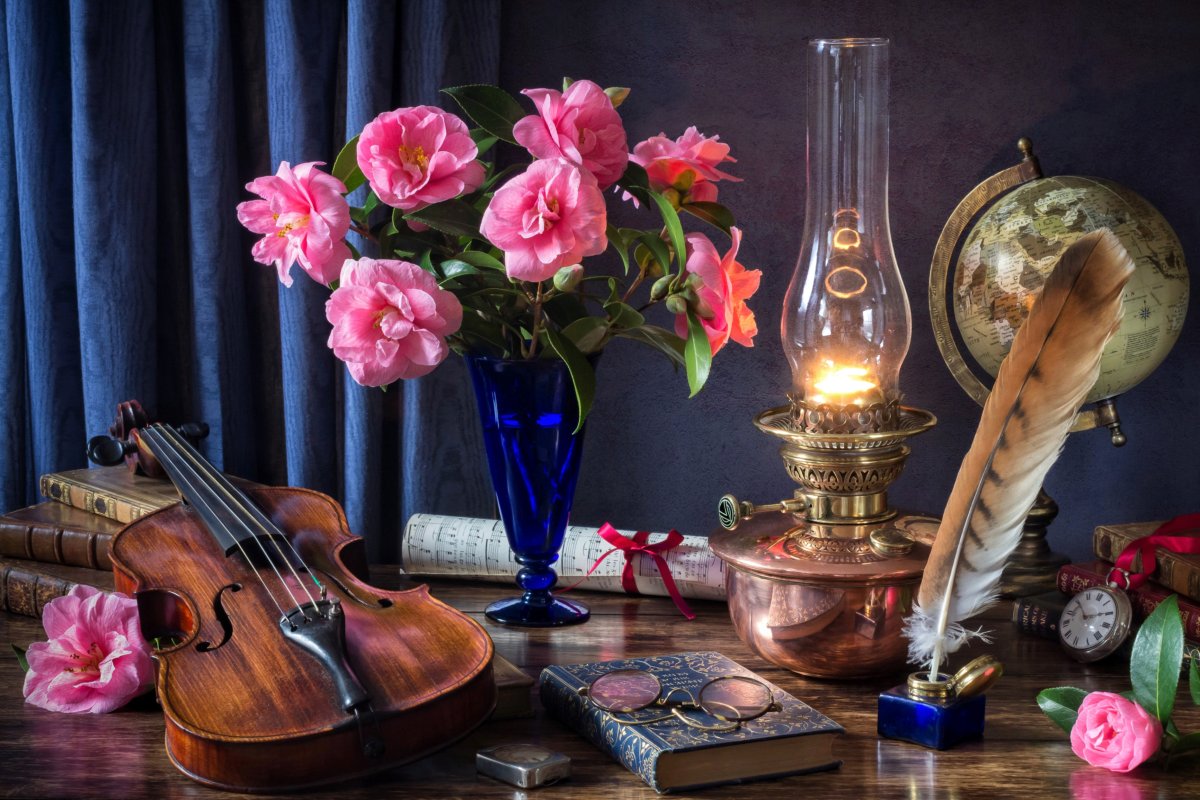 Музыкальные инструменты и цветы