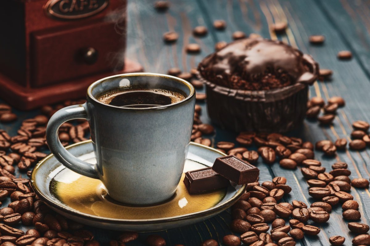 Чашка кофе с шоколадкой