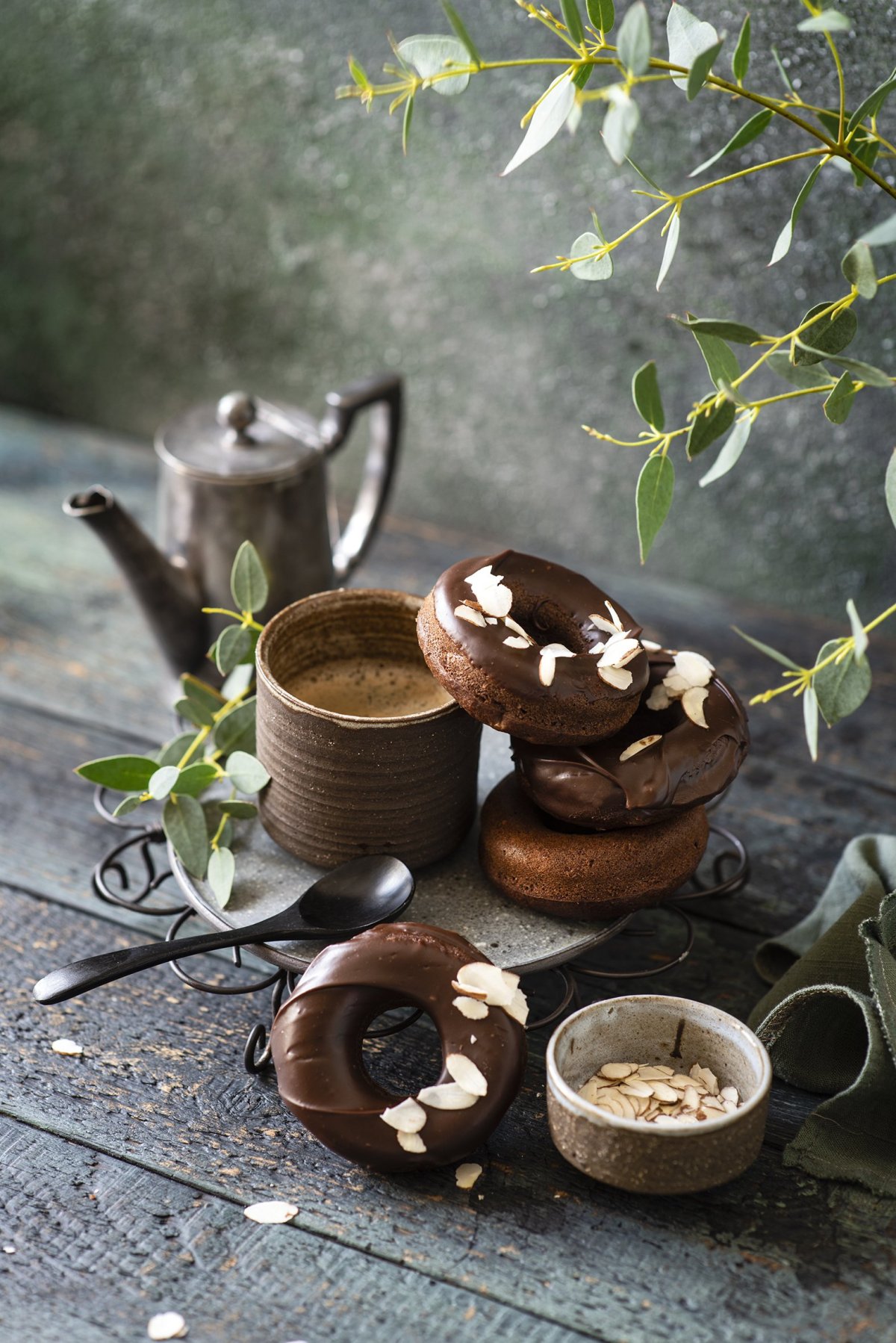 Чашка кофе и шоколад