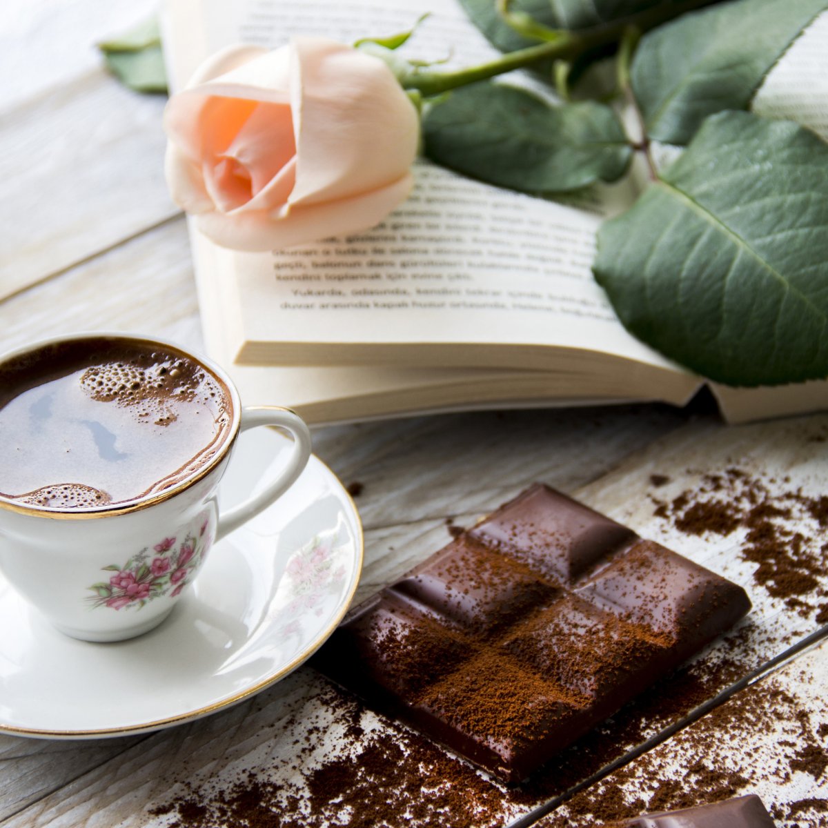 Чашка кофе на столе