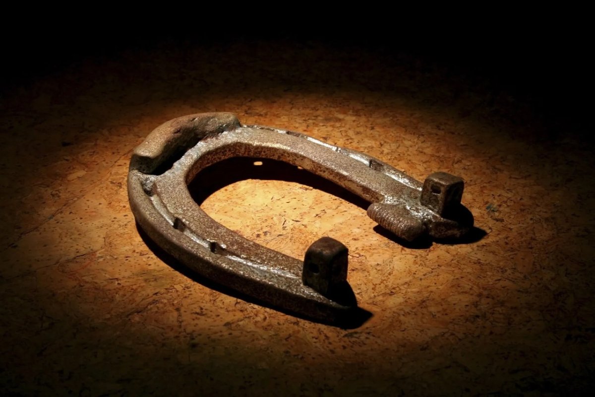 Старинная подкова красивая