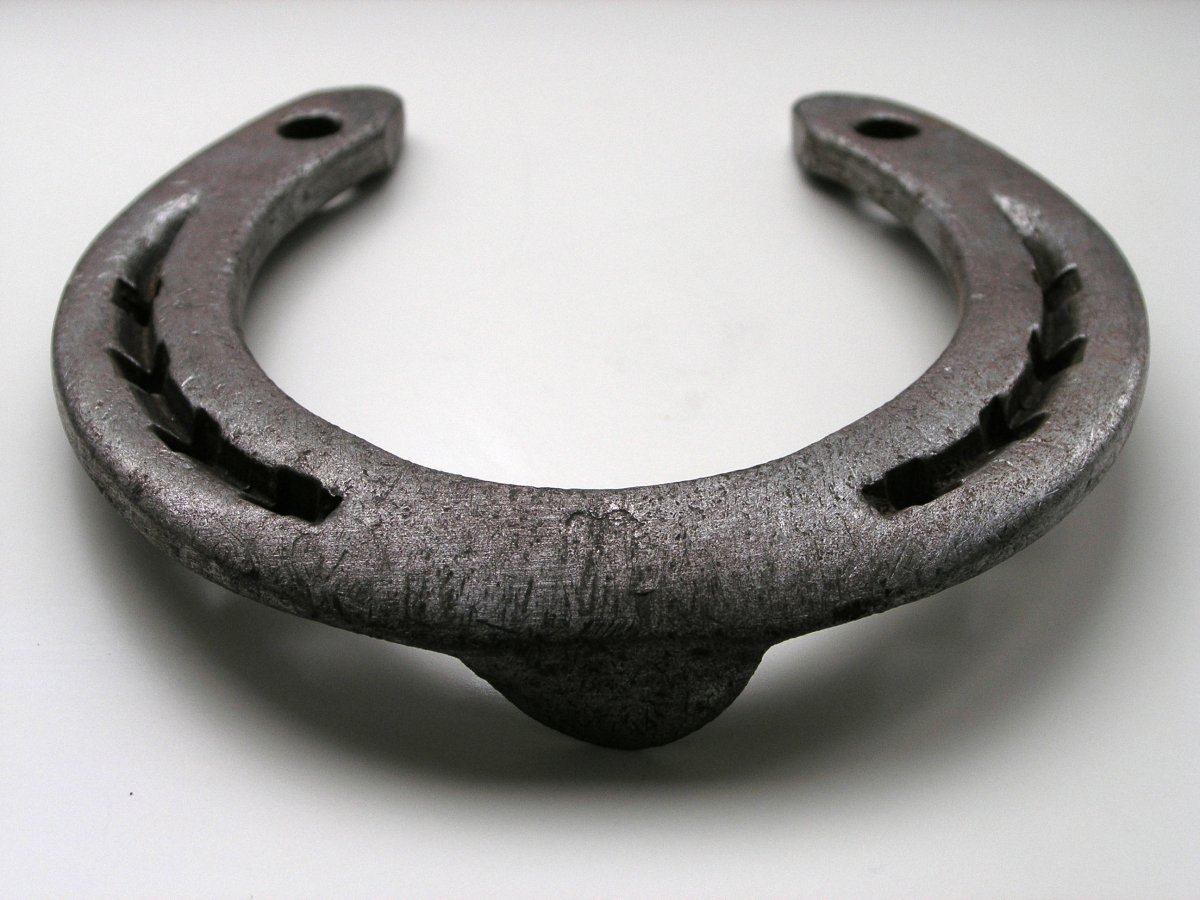 Старинные металлические подковы
