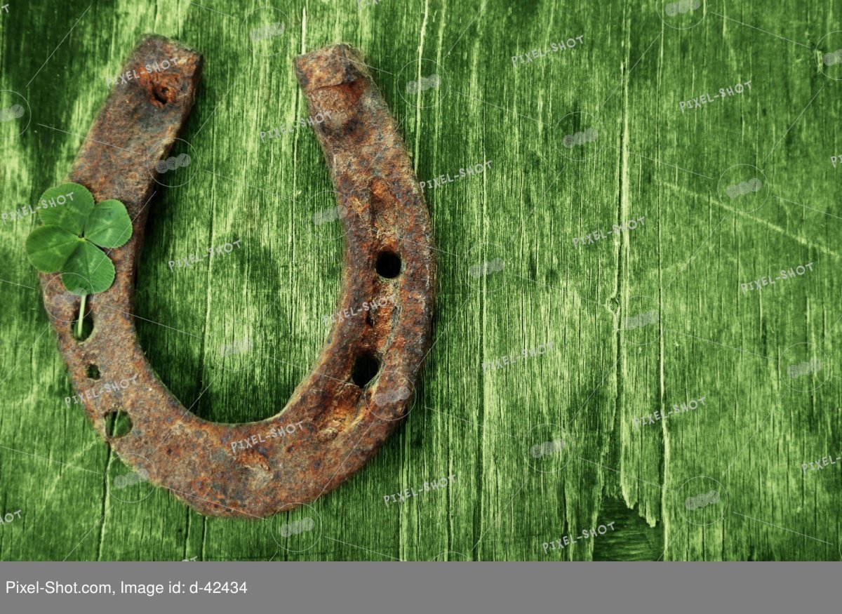 Подкова на деревянном фоне