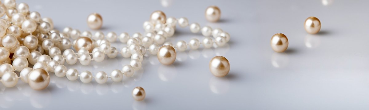 Бусы из жемчуга на прозрачном фоне
