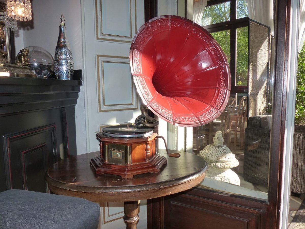 Патефон в интерьере