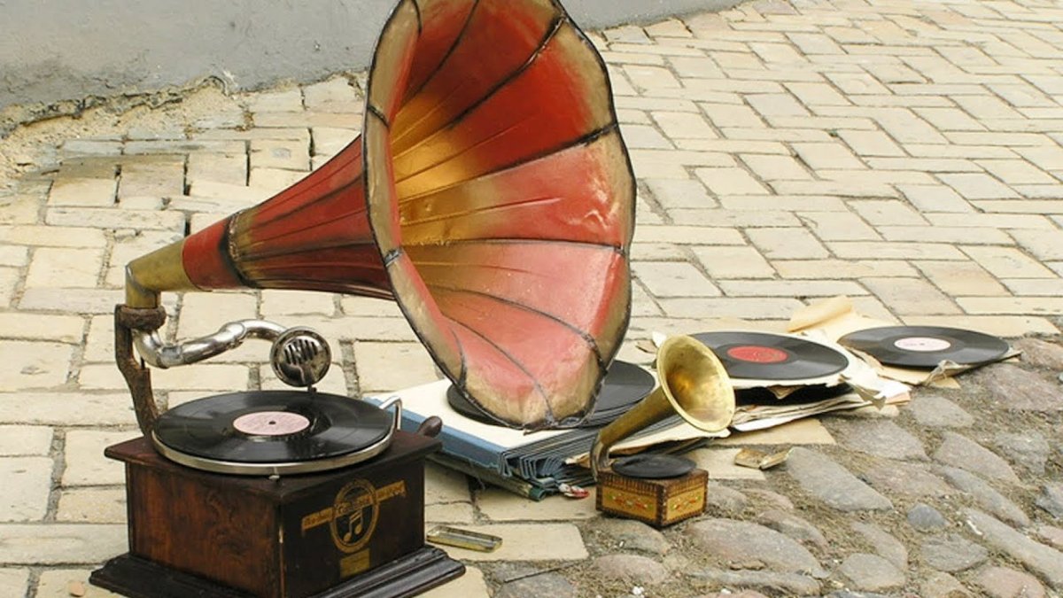 1887 — Эмиль Берлинер запатентовал граммофон.