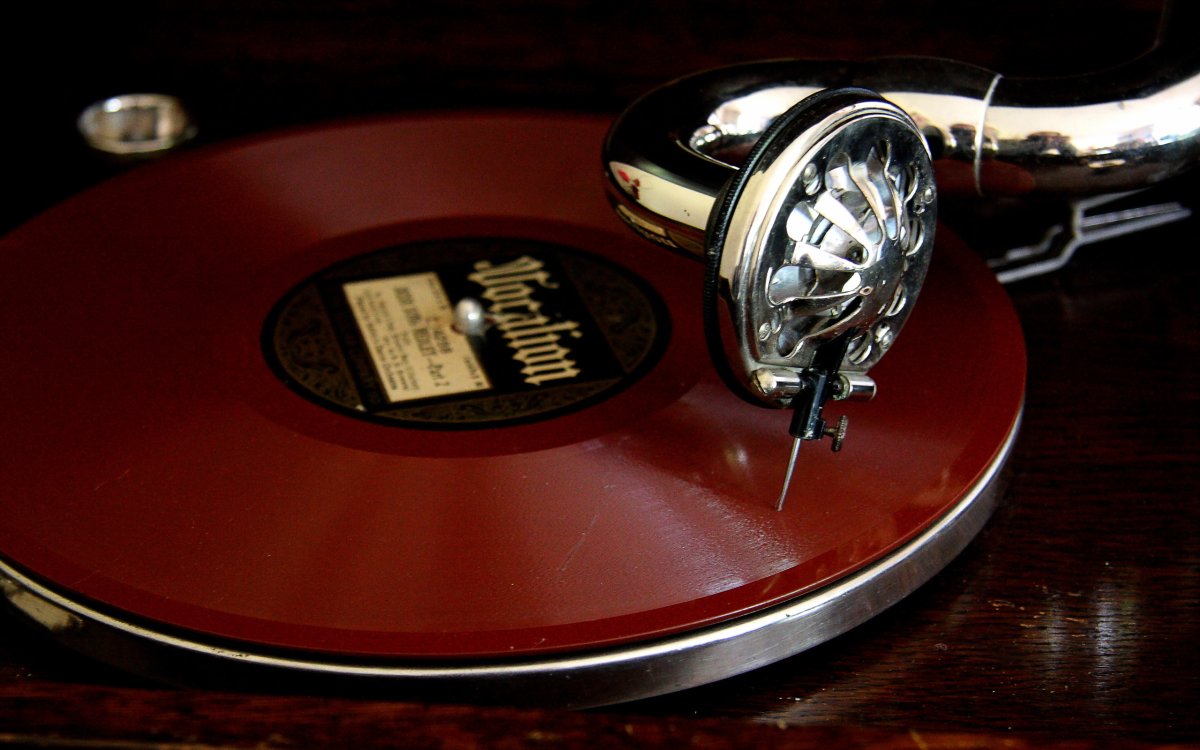 Виниловые пластинки и граммофон