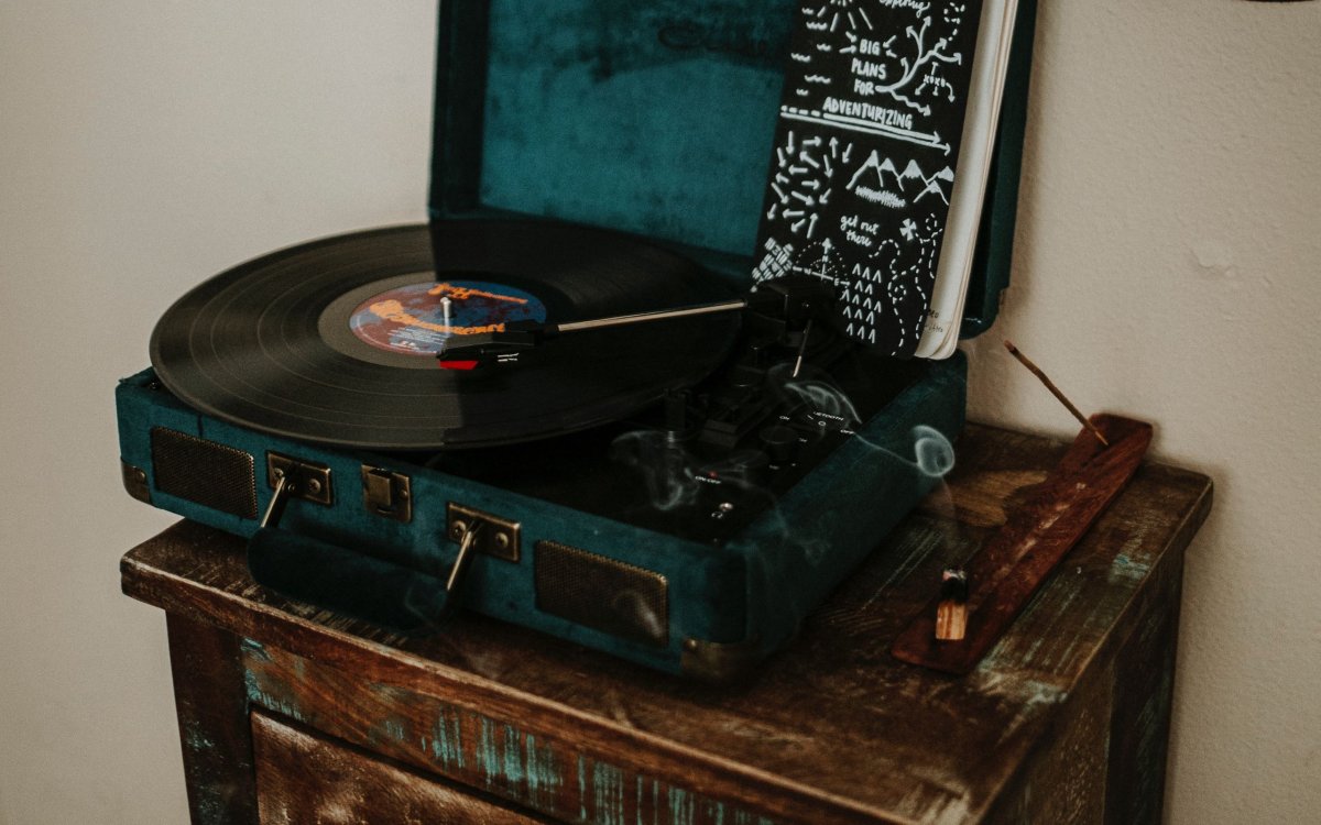 Стол для виниловых пластинок