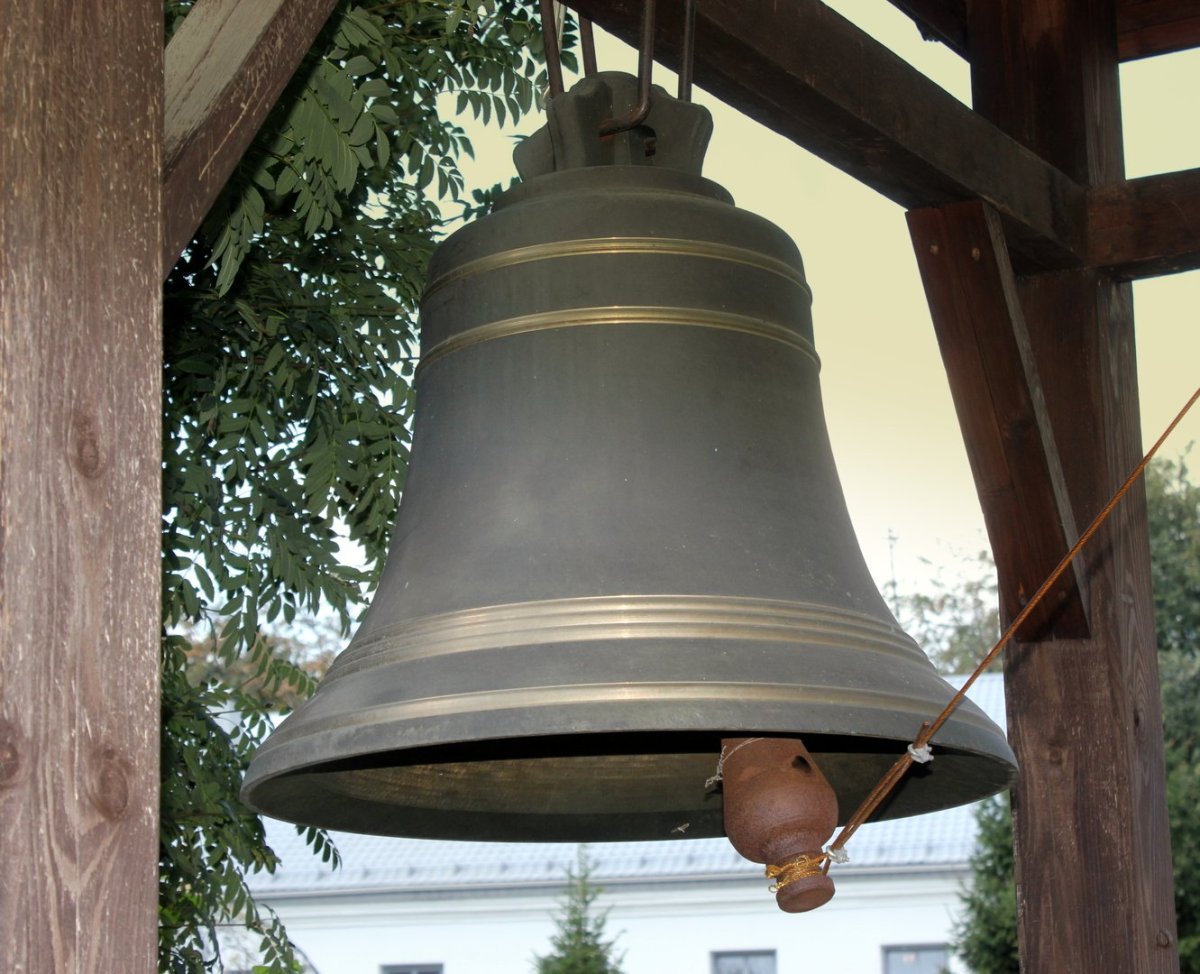 Церковный колокол на белом фоне