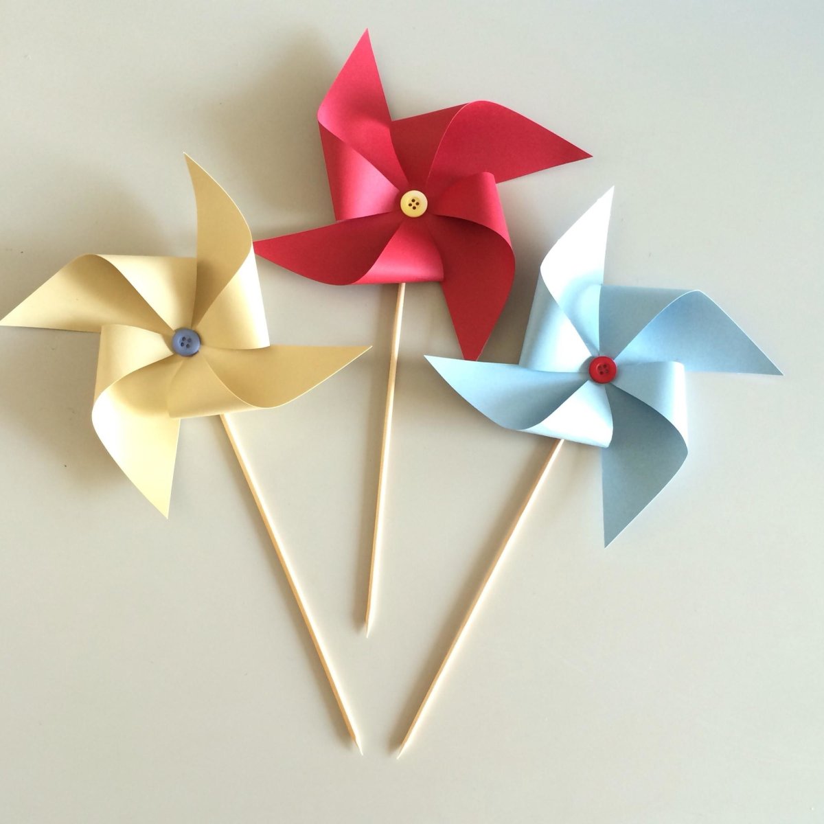 Бумажная вертушка на палочке