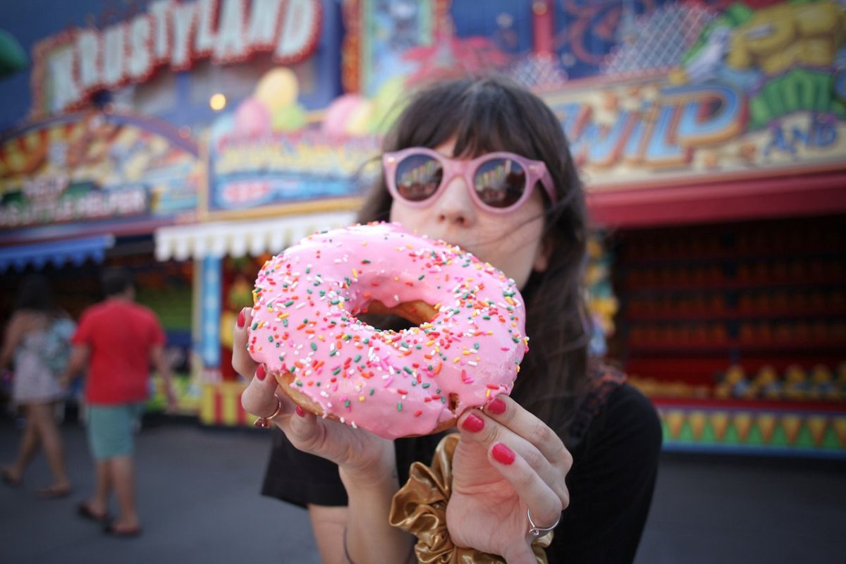 Девушка и сладкое