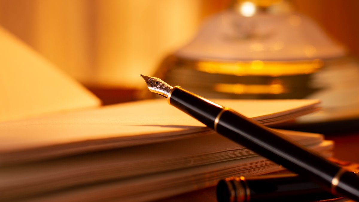 Перьевая ручка и бумага