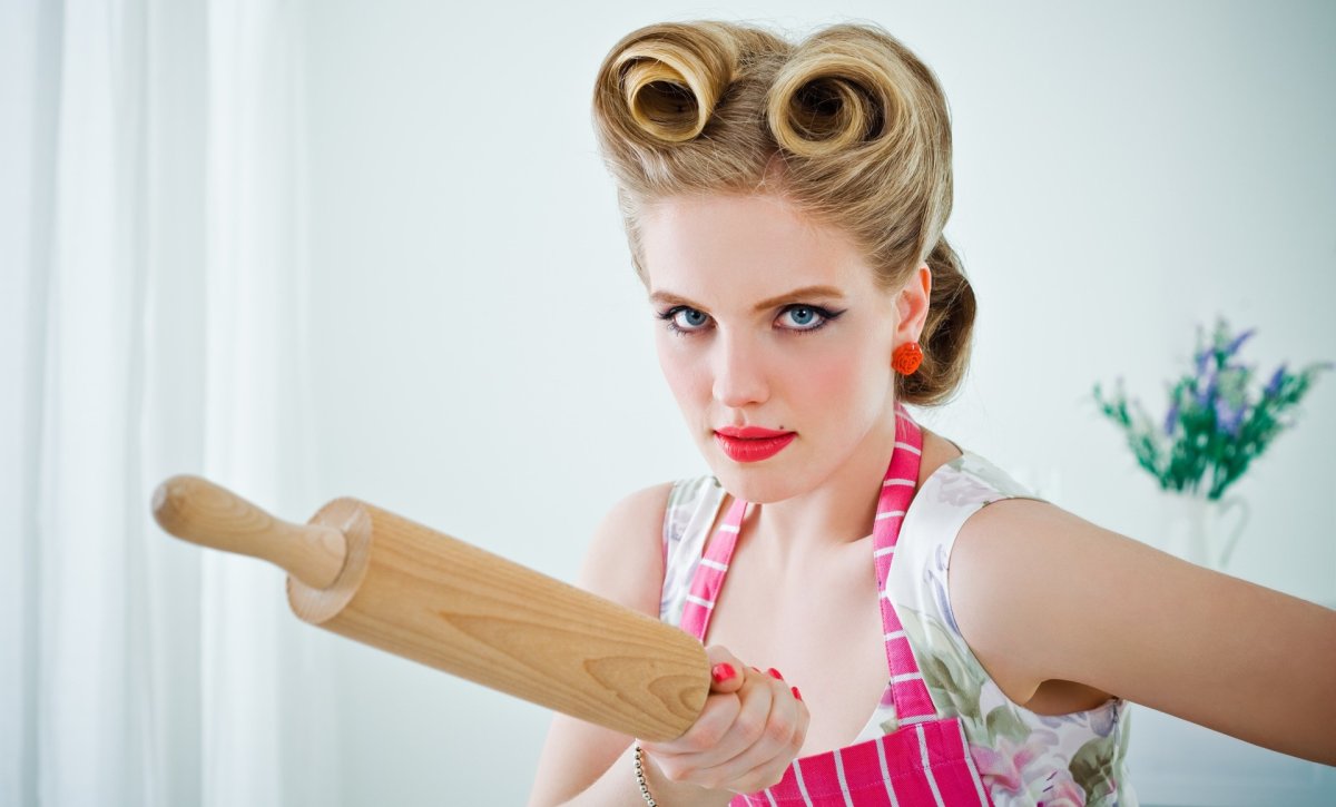 Баба со сковородой