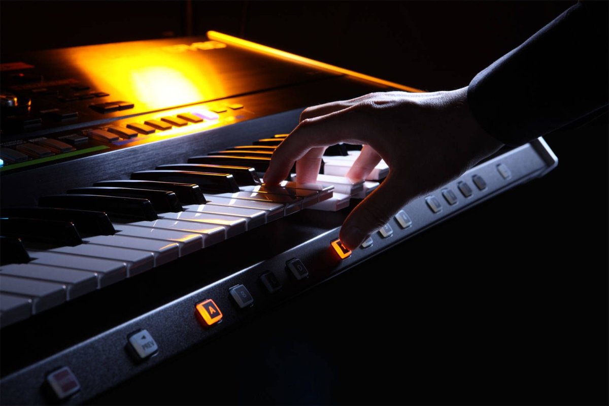 Синтезатор на сцене