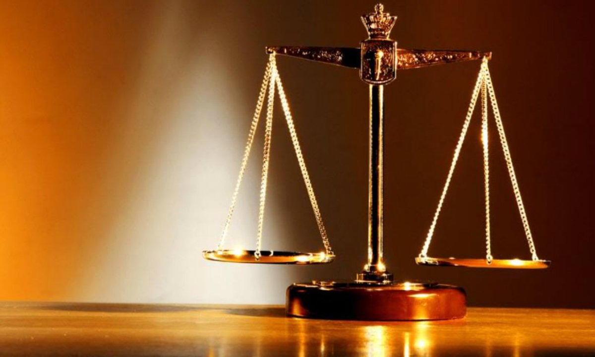 Чаши весов на столе