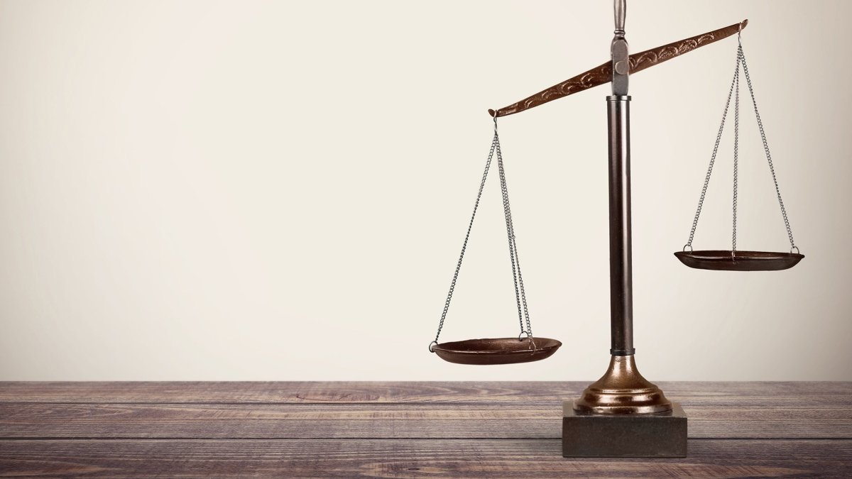 Весы на сером фоне