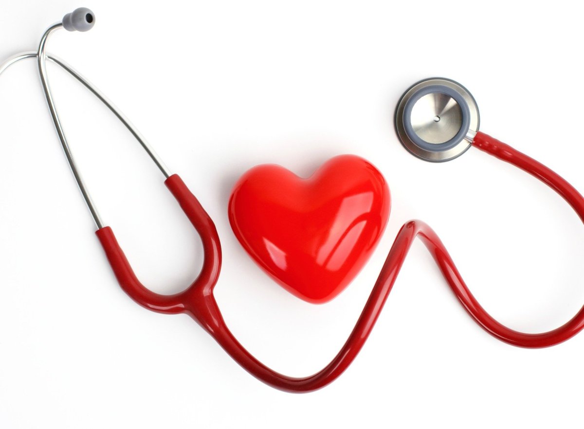 Тонометр на белом фоне