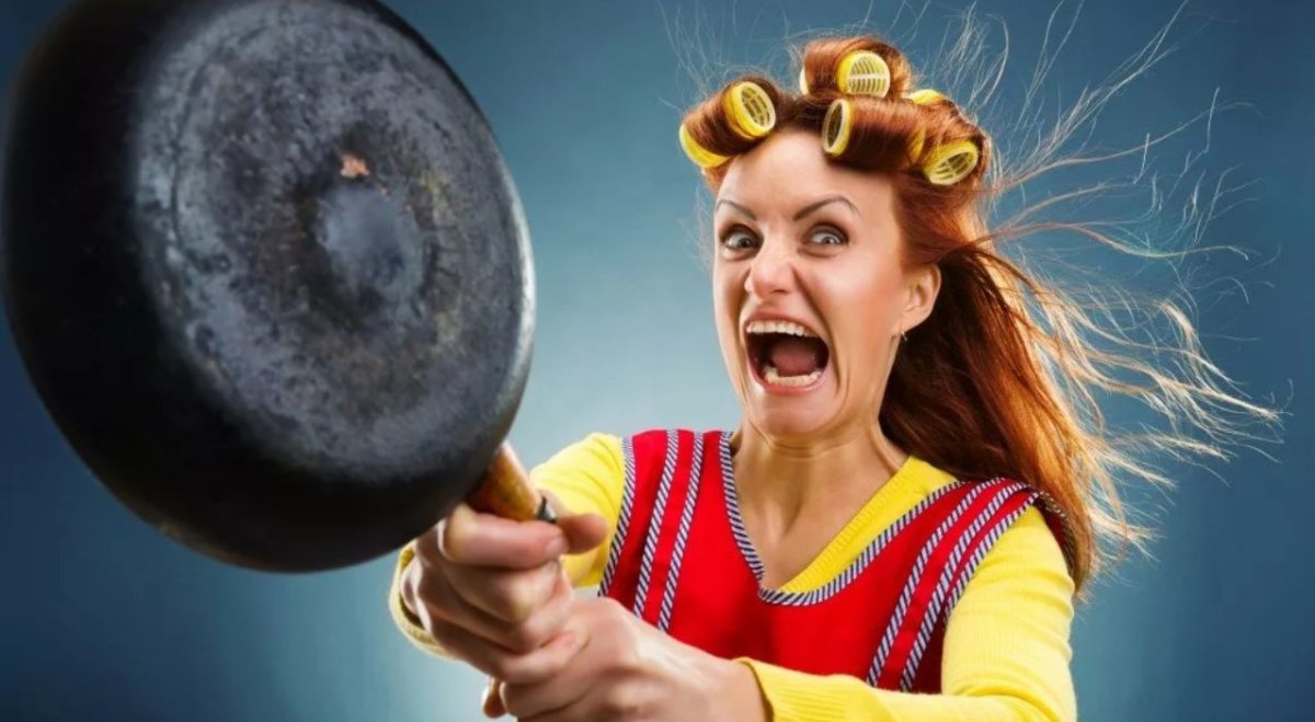 Женщина со скалкой