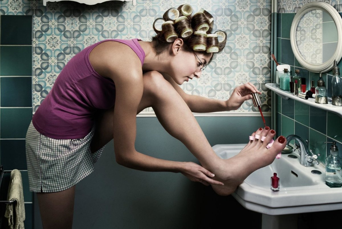 Женщина с дрелью и мужчина