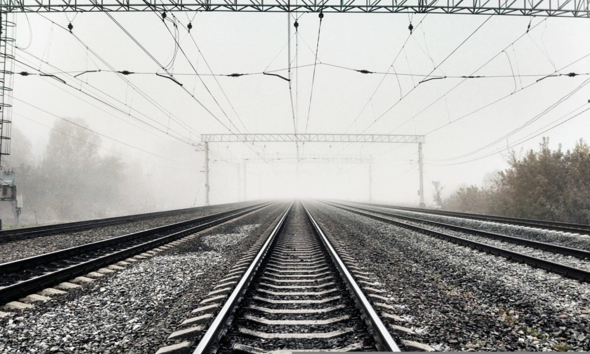 Девушка возле поезда