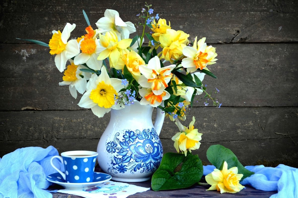 Весенние цветы в кувшине