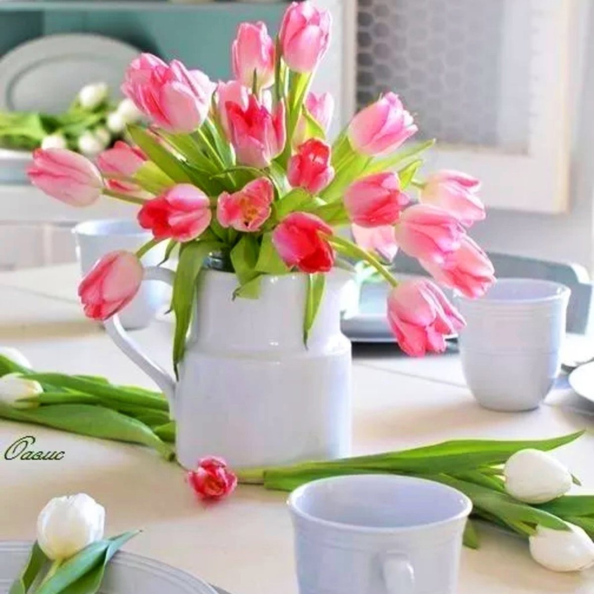 Яркий букет тюльпанов нарциссов