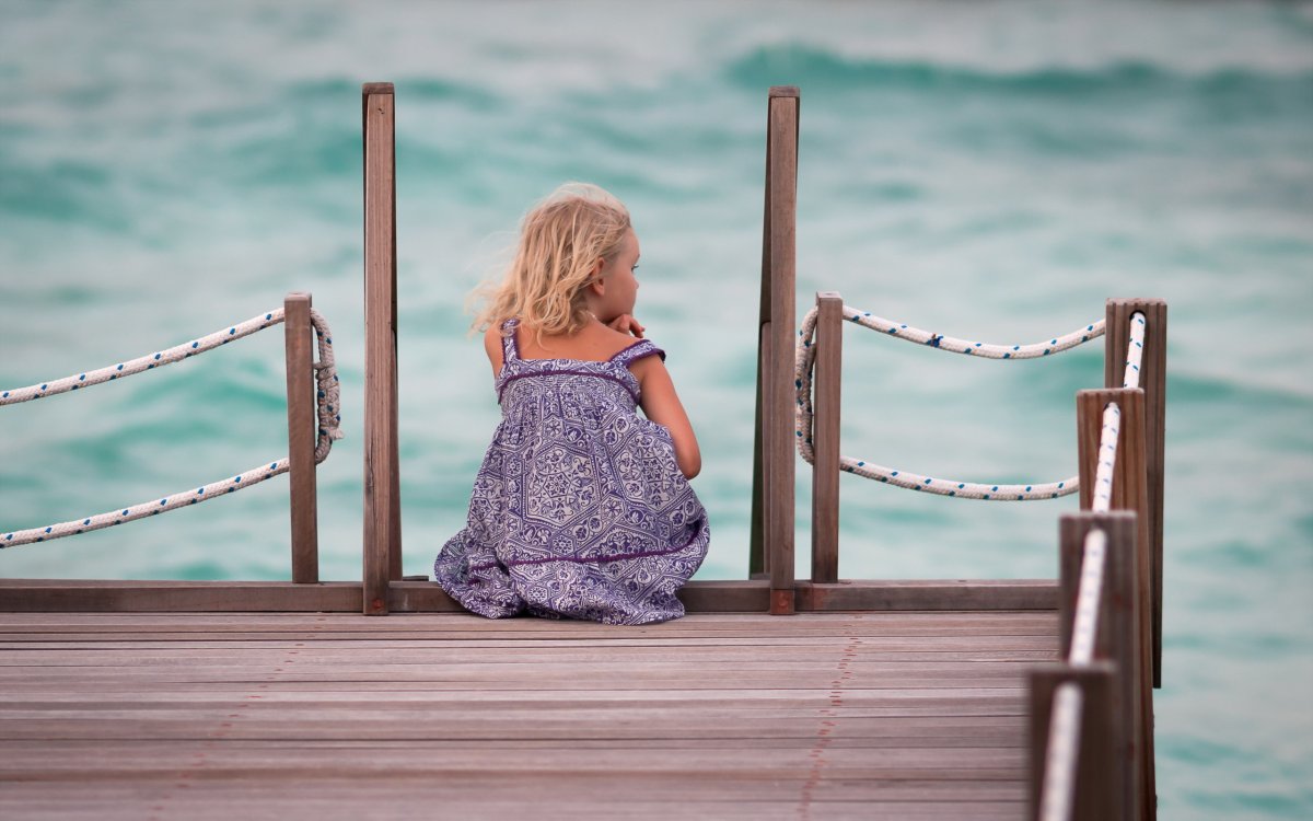 Девочка сидит спиной