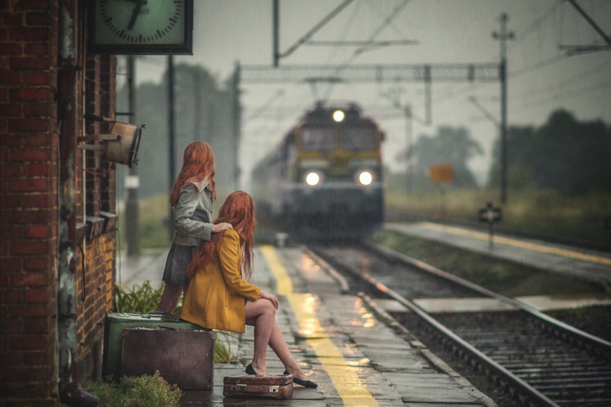 Девушка на вокзале с чемоданом