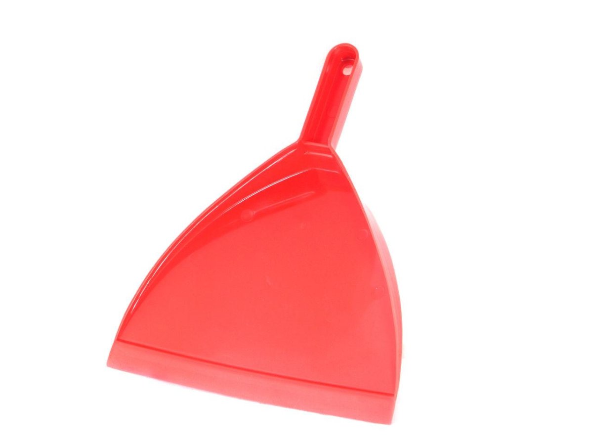 Совки для мусора на белом фоне