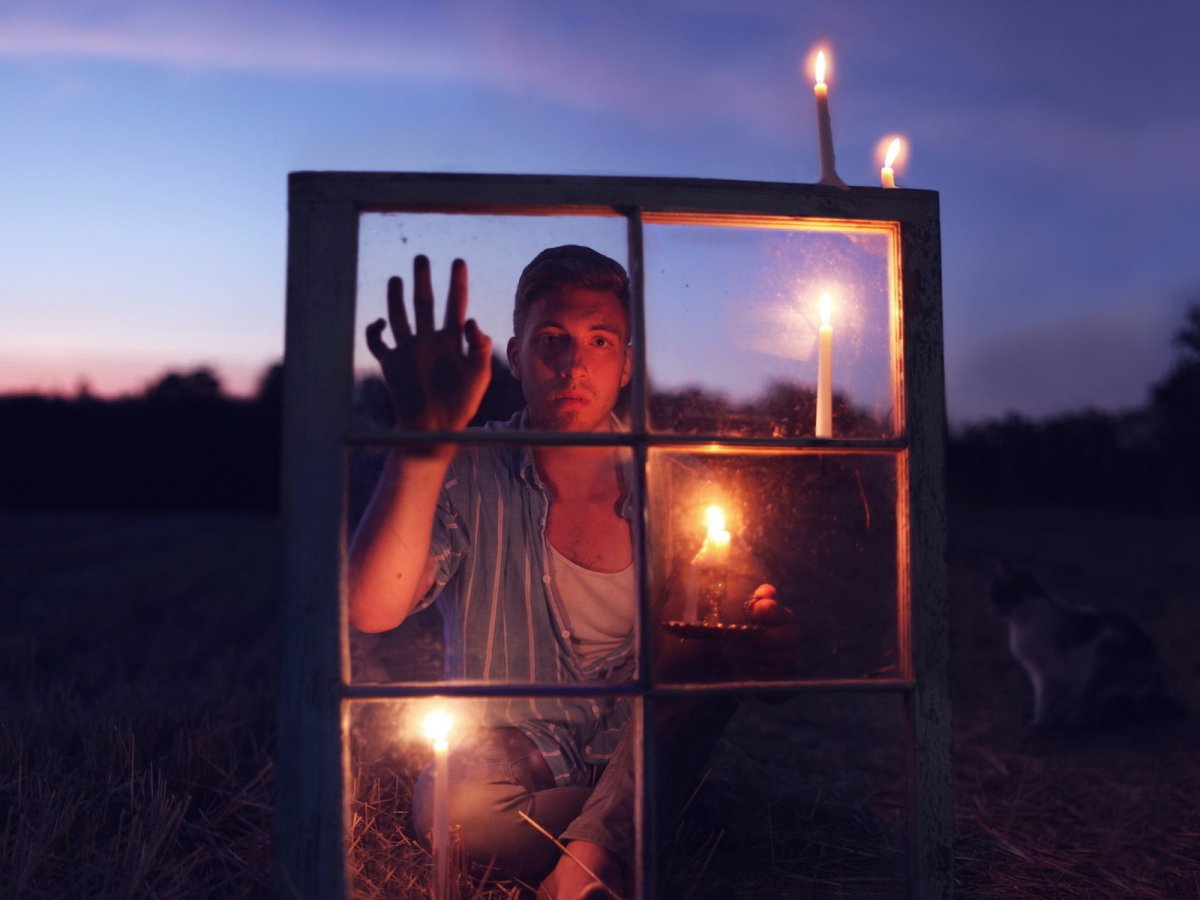 Люди со свечами на улице