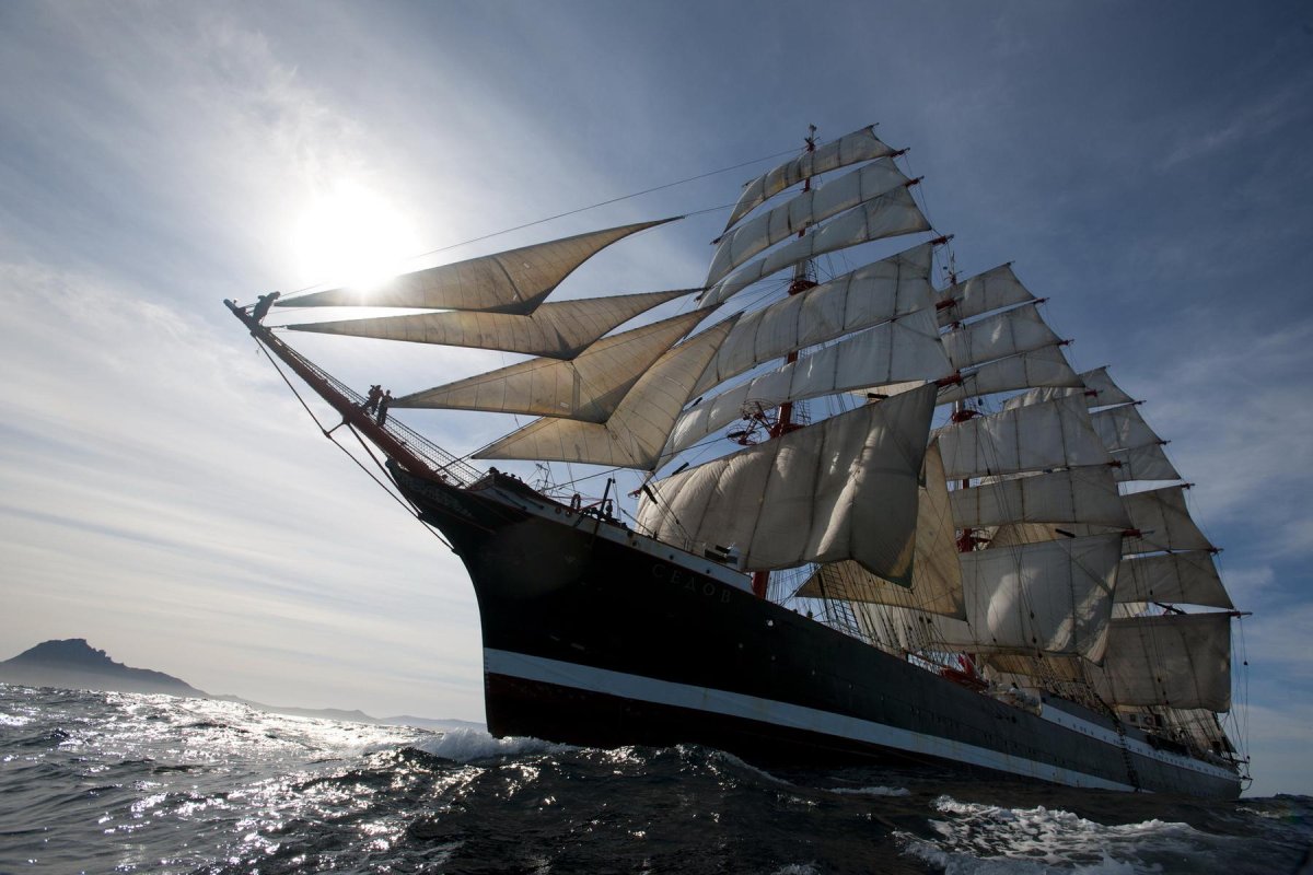 Красивый Парус в море