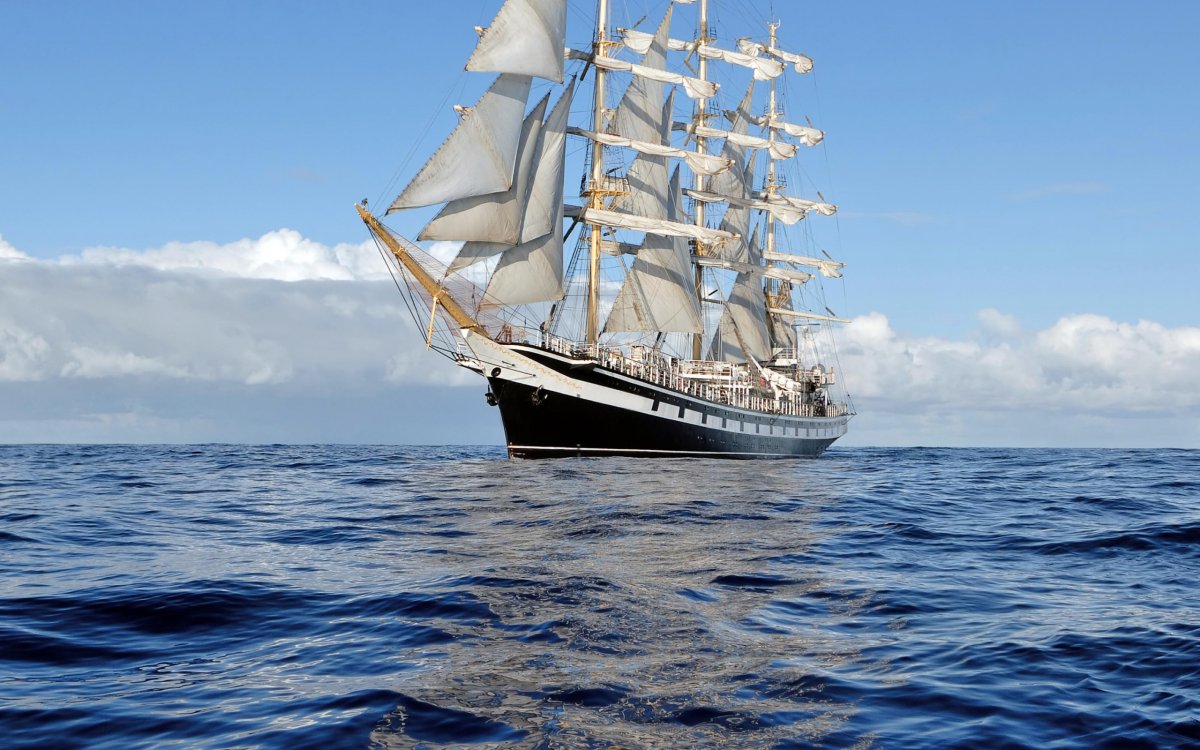 Красивый парусник