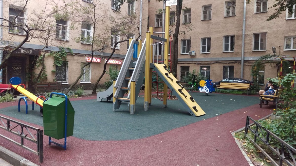 Старый двор на м Василеостровская 6 линия детская площадка