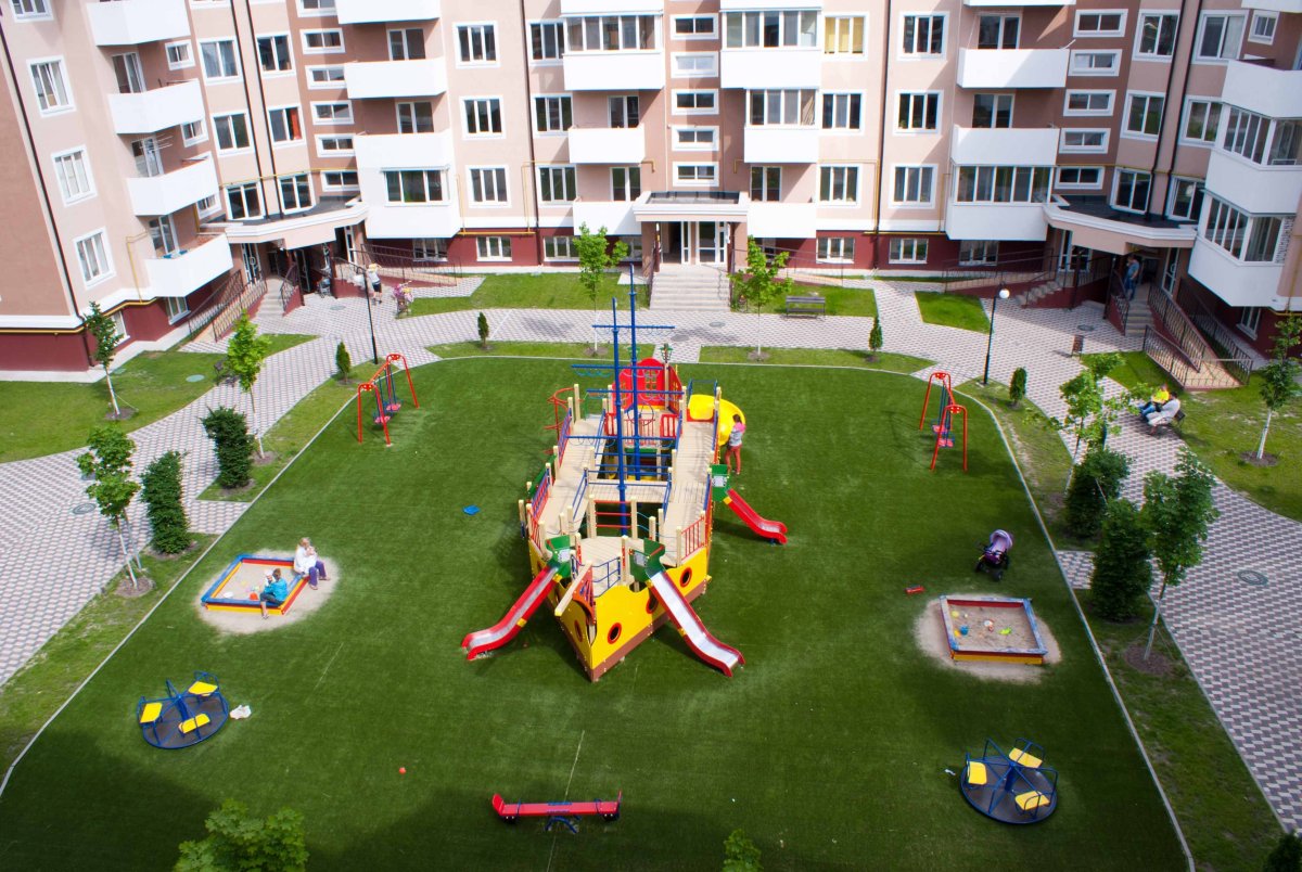 Красивый двор многоквартирного дома