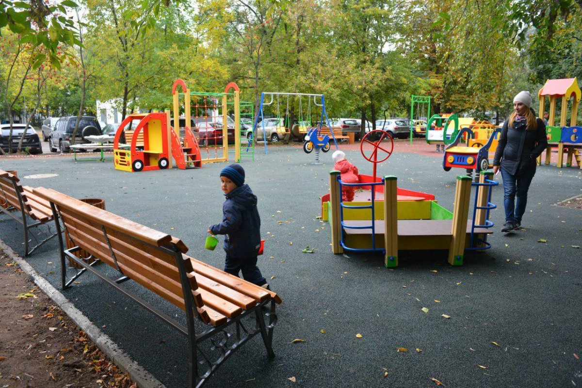 Детская площадка во дворе