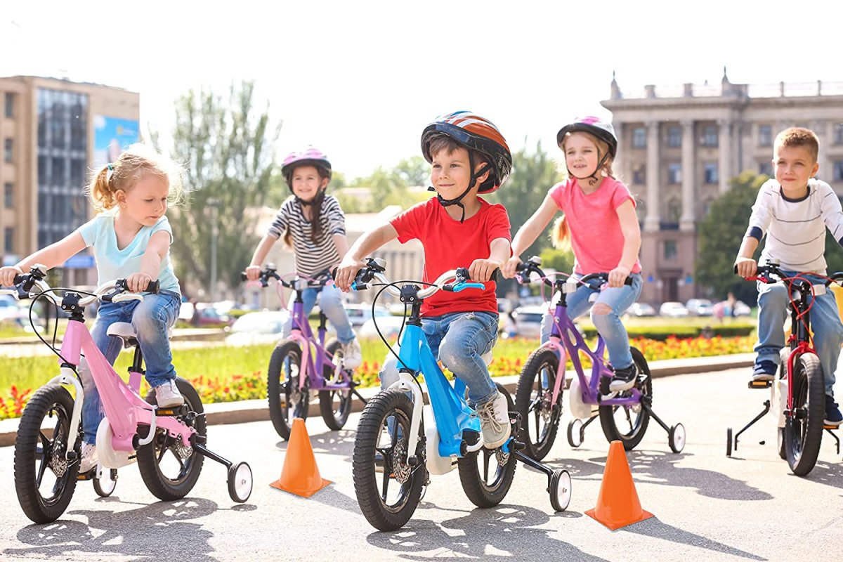 Детский велосипед на улице