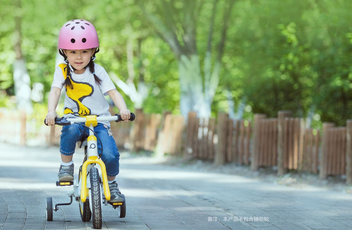 Дети с велосипедом