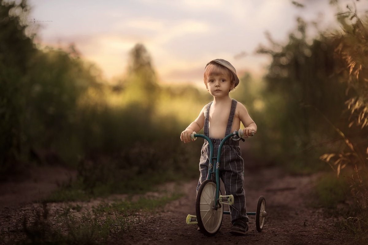 Мальчик с велосипедом красивые